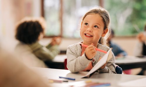 Aluna feliz em sala de aula