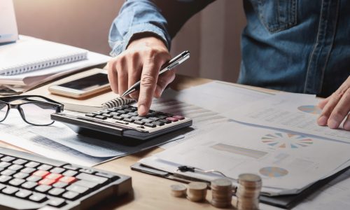 Homem fazendo gestão financeira escolar